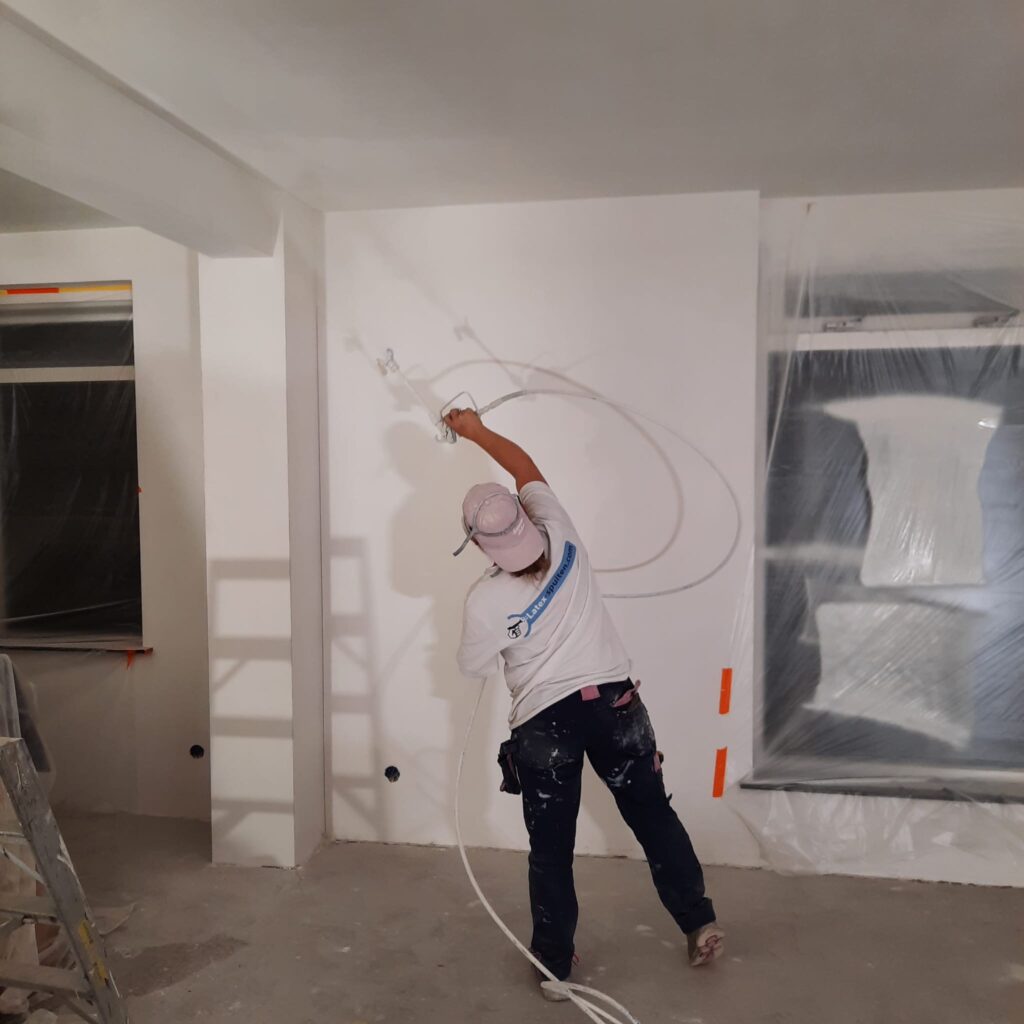 Professioneel latex spuiten van muren in Amsterdam met Airless spuittechniek voor een strak resultaat.
